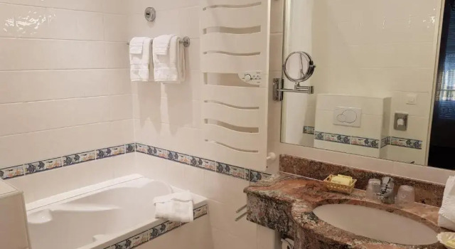 Двухместный номер Standard с балконом и с видом на город Hôtel de Charme Brise Marine