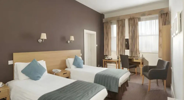 Трёхместный семейный номер Standard The Carlton Hotel