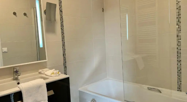 Номер Comfort Hotel des Pins