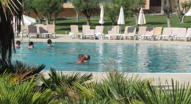 Апартаменты Herdade dos Salgados 2 Bedrooms T2-12A-1D is located next to the entrance of Vila das Lagoas Albu