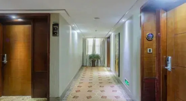 Zhongxiang Fengshuoyuan International Hotel (Zhongbai Plaza Bus Terminal), Rezerwuj Hotel Hotele w Zhongxiang z parkingiem, Parking