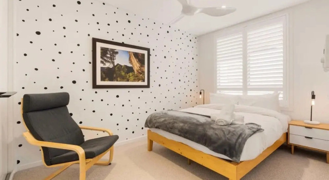 Коттедж A Light Filled Contemporary Design Apartment