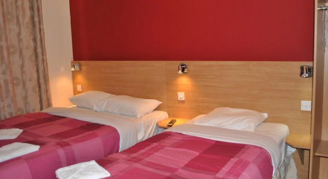 Трёхместный номер Standard Carlton Hotel