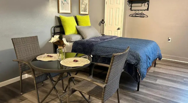 Spacious Studio with Private Entry, Book Hostel / Vandrerhjem Moreno Valley Californien