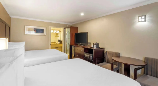Люкс с видом на воду Best Western Plus Orchid Hotel & Suites