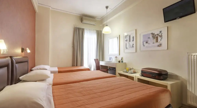 Трёхместный номер Standard с балконом Lilia Hotel
