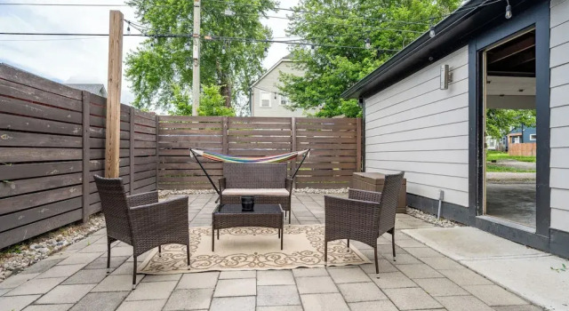 Near Downtown | 2 En-Suites • Garage • Sleeps 9
