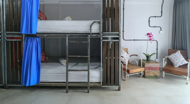 Кровать в общем номере Base Guesthouse and Hostel