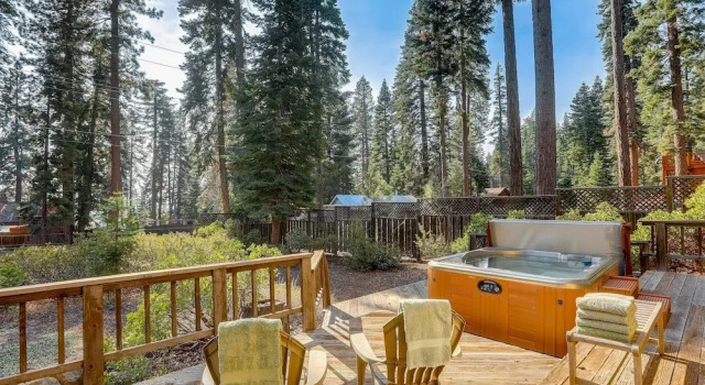 Spacious Tahoe Vista Cabin: Hot Tub, Walk to Beach, Забронировать Отель Отели Тахо-Виста 3 звезды, 3*
