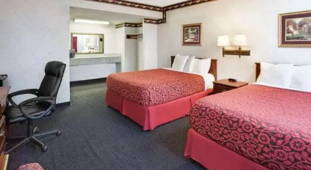 Days Inn By Wyndham Costa Mesa Newport Beach