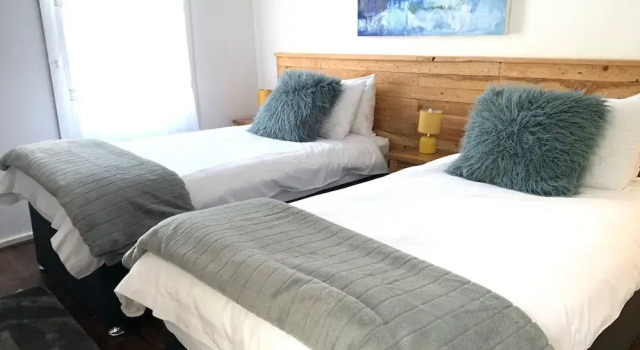 Cottage - Sleeps 4 - Fireplace - Internet