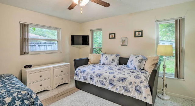 Коттедж с 3 комнатами Vibrant Largo Home: Heated Pool, Lake Views!