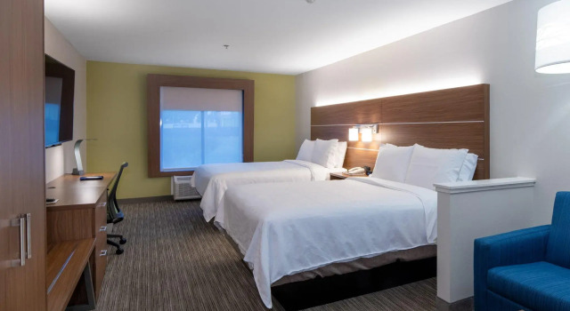 Четырёхместный номер Standard Holiday Inn Express Arlington by IHG