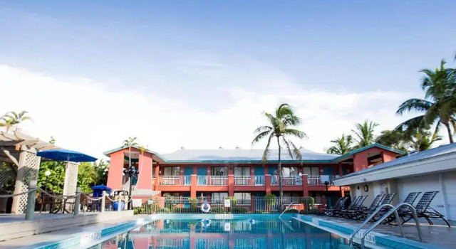 Четырёхместный номер Standard с видом на бассейн Sanibel Island Beach Resort