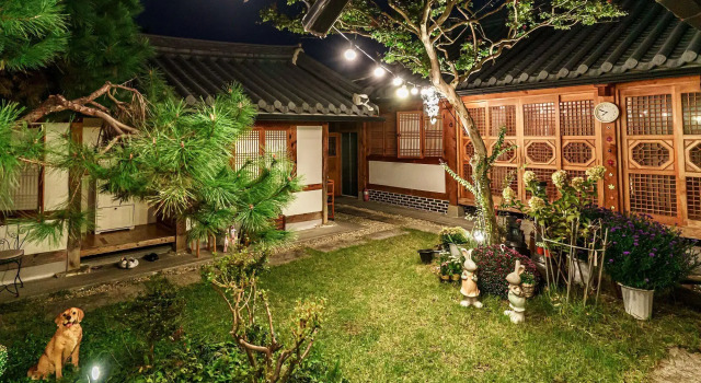 Jeonju Hanok Maeul Sarang Namu Hanok Pension, Забронировать Отель Чонджу Чолла-Пукто, рядом с Конфуцианская школа хянгё в Чонджу
