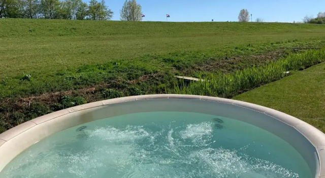B&B Veluwemeer, jacuzzi, swim spa, sauna, steam bath and sandy beach, Забронировать Отель «постель и завтрак» Биддингхёйзен Флеволанд