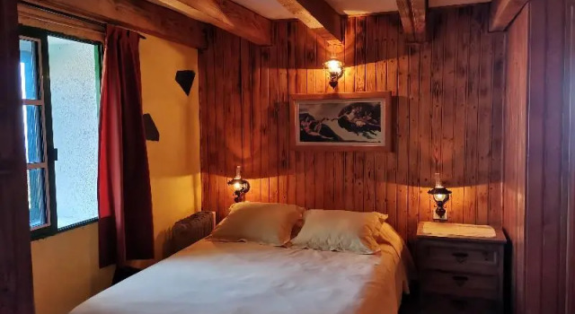 Кровать в общем номере с балконом Casas Rurales Herreas