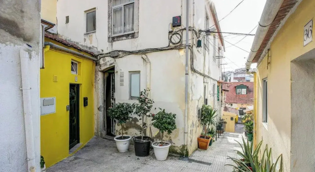 Real01 · Tiny Little Home in the City Centre