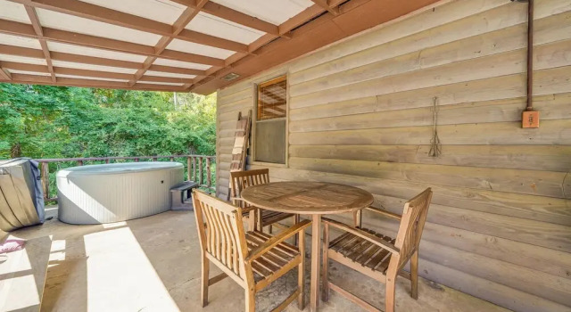 Коттедж Rustic Cabin w/ Hot Tub Near Broken Bow Lake!