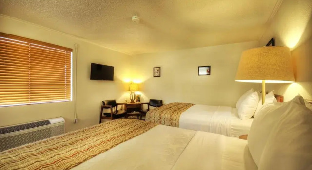 Четырёхместный номер Standard Roadrunner Lodge Motel