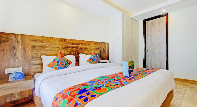 Номер Deluxe FabHotel Soft Petals Near Millennium City Centre Gurugram