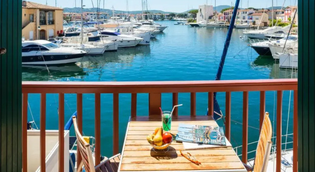 Номер Prestige с балконом и с видом на гавань Hotel Le Suffren Golfe de Saint Tropez