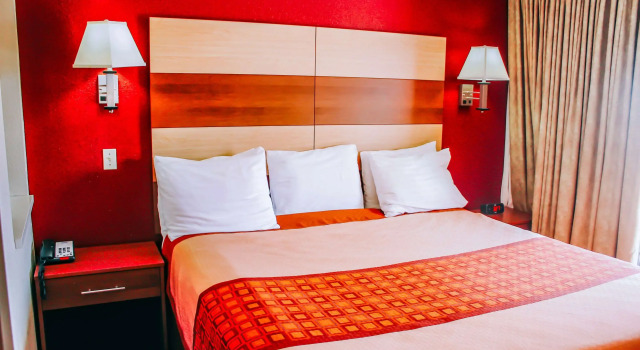 Rodeway Inn & Suites Lake Havasu City, Забронировать Отель Отели Лейк-Хавасу-Сити с завтраком, рядом с Пляж Виндзор, Завтраки