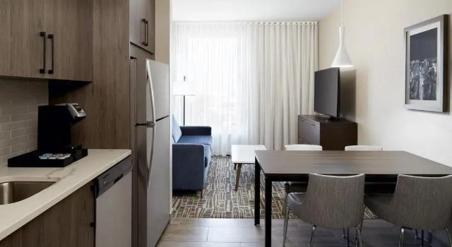Четырёхместный люкс c 1 комнатой Hilton Garden Inn Montreal Midtown, Quebec, Canada