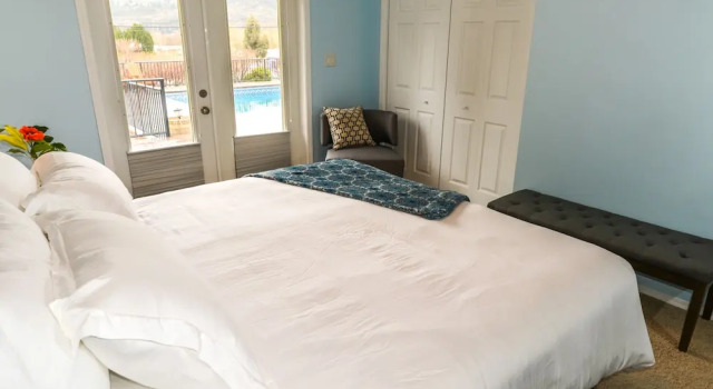 Номер Luxury Uncorked Bed & Breakfast
