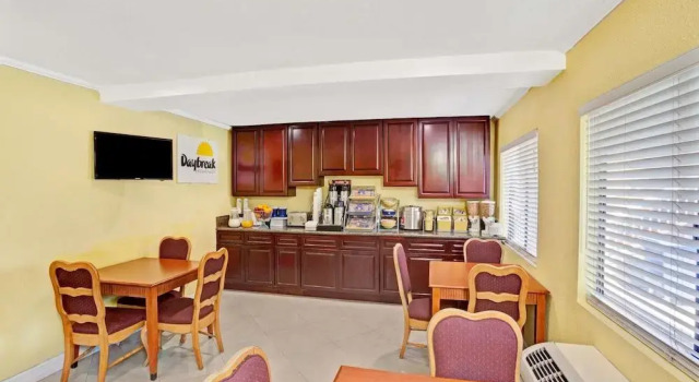 Кровать в общем номере Days Inn Whittier