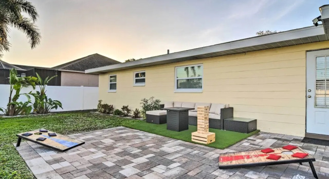 Sunny Seminole Home: Grill, Fire Pit & Fenced Yard, Book Feriehus Hoteller i Seminole med parkering, Parkering