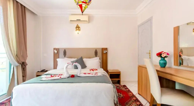 Полулюкс Hotel Akabar