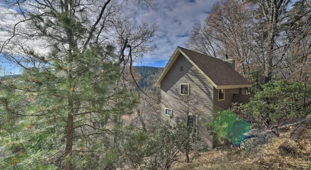 Mountainside Cabin w/ Deck - 16 Miles to Skiing!