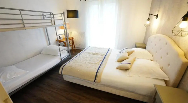 Четырёхместный номер Standard Logis Hôtel Le Griou