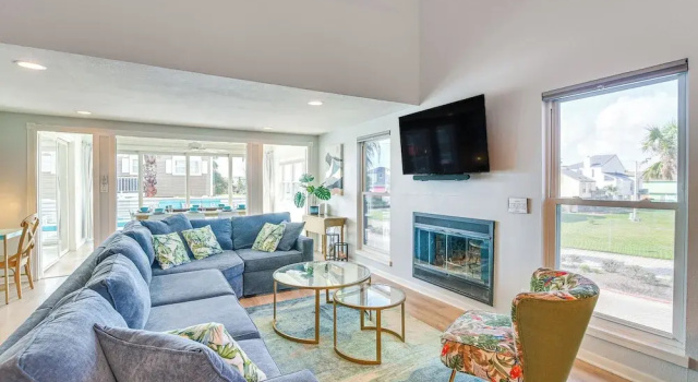 Коттедж с 4 комнатами с балконом Walk to Pirates Beach - Luxe Galveston Home