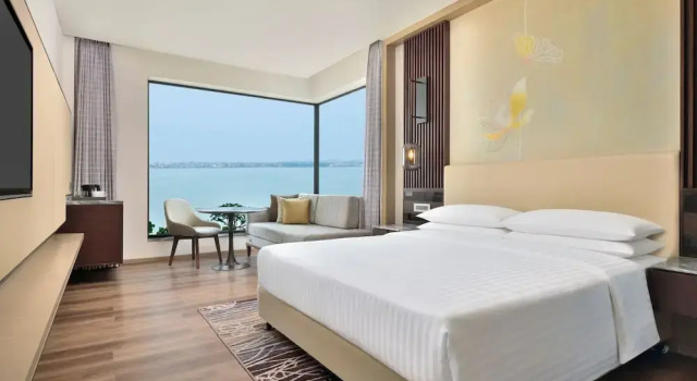 Двухместный номер Deluxe с видом на бассейн Courtyard by Marriott Gorakhpur