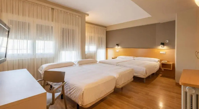 Четырёхместный номер Standard Hotel Santamaria