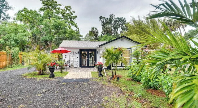 Коттедж New Smyrna Beach Cottage ~ 1 Mi to Downtown!