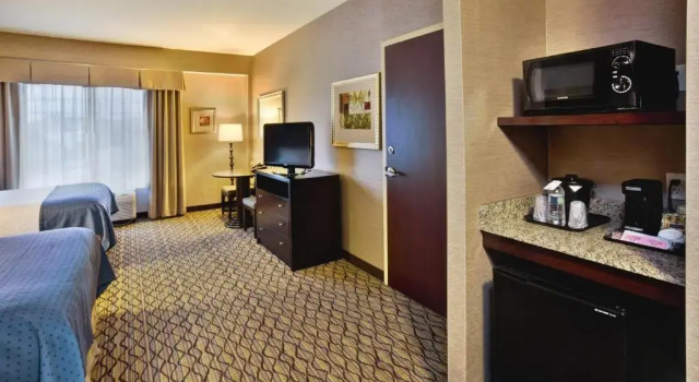 Четырёхместный номер Standard Holiday Inn Detroit Metro Airport by IHG