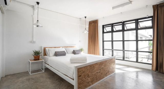 Baan Phuen Hostel & Rooftop Bar, Забронировать Хостел Хостелы Чиангмай, рядом с Wat Suan Dok, Хостел