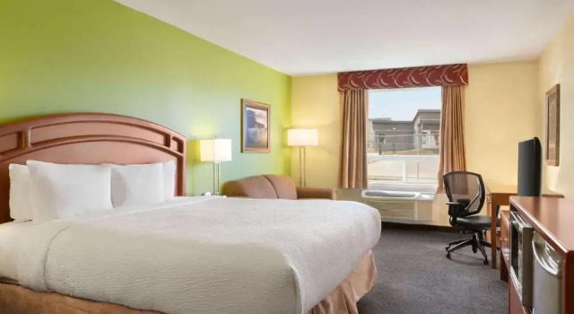 Номер Standard Days Inn & Suites by Wyndham Thompson