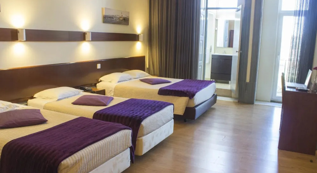 Четырёхместный семейный номер Standard с балконом и с видом на сад Hotel Estoril Porto