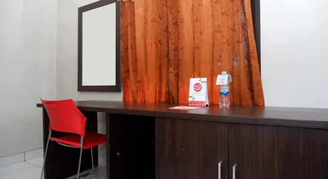 Kost Harmoni by RedDoorz, Book Hotel Hotels in Semarang with Parking, near Semawis Market, Parking