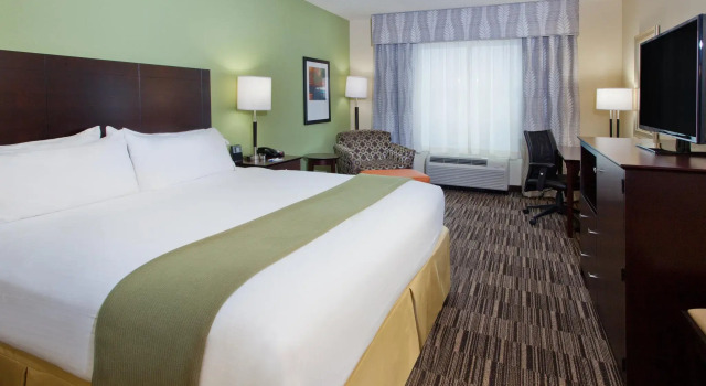 Номер Executive Holiday Inn Express Hotel & Suites Huntsville West - Research Park by IHG