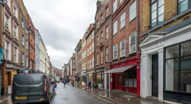 Oxford Street & Soho Square Apartment - Spacious Studio Suite, Full Kitchen, Two Double Beds, Stairs Access, Забронировать Апартаменты/квартира Апартаменты Лондона, рядом с Tryon &amp; Swan Gallery, Апартаменты/квартира
