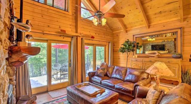 Коттедж с 2 комнатами с балконом Luxury Mountain Cabin w/ Furnished Deck + Views!