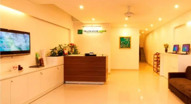 Кровать в общем номере Yellow House Saigon