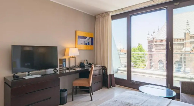 Двухместный номер Deluxe с балконом Lions Garden Hotel