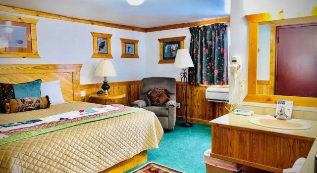Livingston Inn - Historic