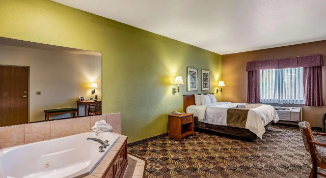 Четырёхместный номер Standard Quality Inn & Suites Hannibal West